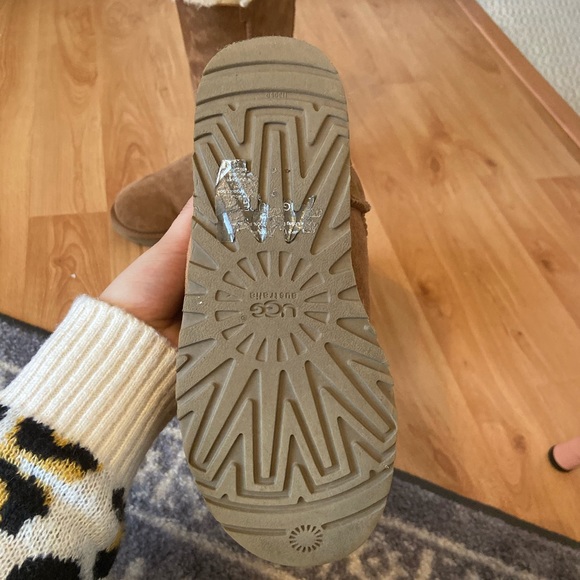 TALL BAILEY BUTTON UGGS - Picture 5 of 8